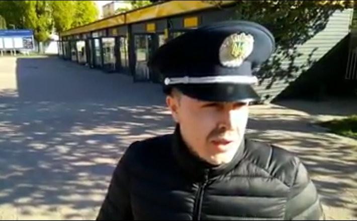 “Нічні бабочки”: актори з гумором підійшли до торгівлі квітами перед драмтеатром (ВІДЕО)