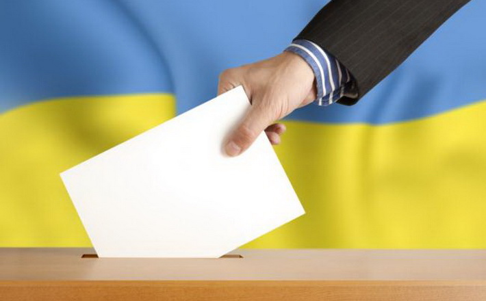 На Черкащині кандидатка записувала виборців, які прийшли голосувати