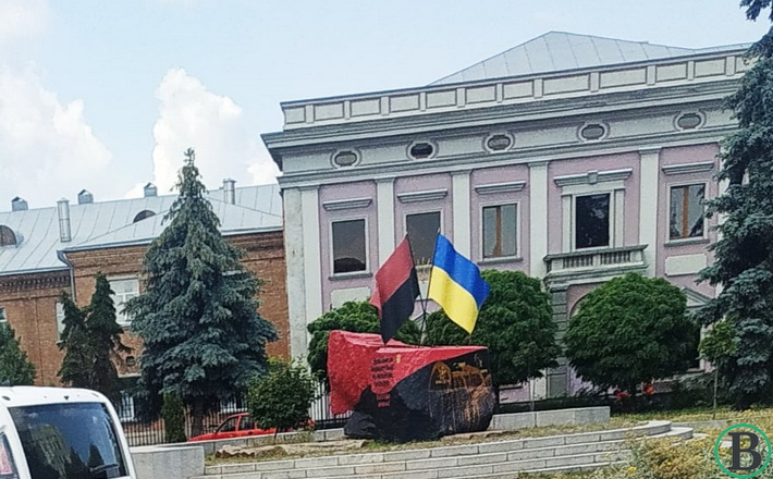 Пам’ятник Бандері та Шухевичу в Черкасах облили фарбою (ФОТО)
