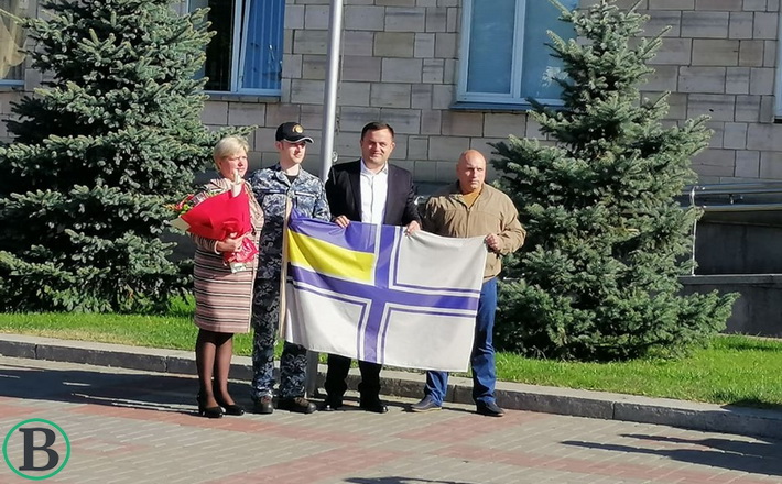 Прапор ВМС, який висів біля Черкаської ОДА, подарували морякам, що повернулися з полону (ФОТО)