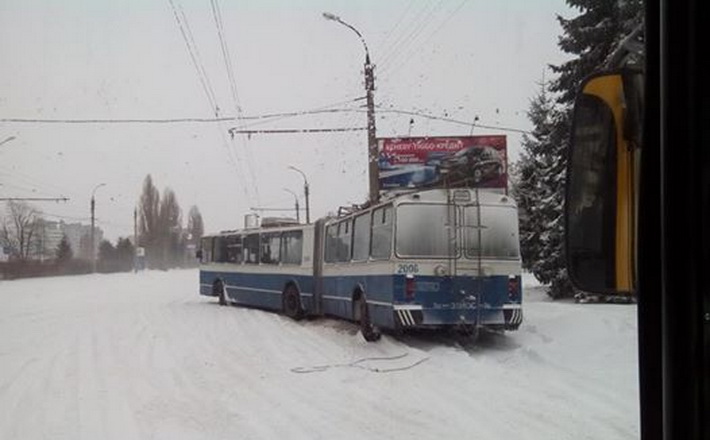У Черкасах тролейбус знесло на узбіччя