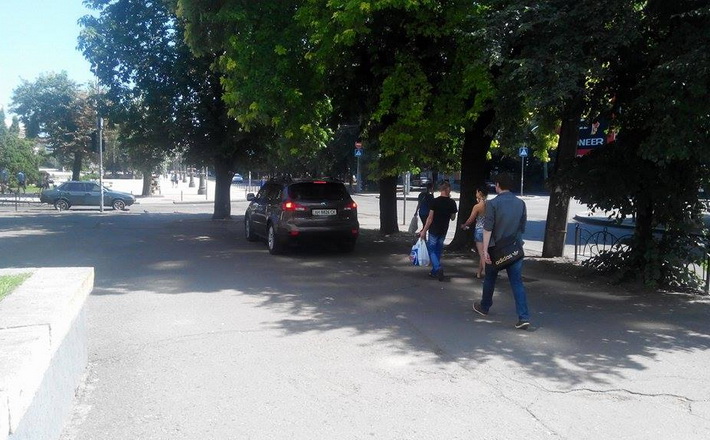 У Черкасах активніше боротимуться з тими, хто паркується на тротуарах
