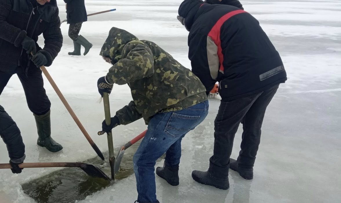 На річці Ірклій рятують рибу від крижаної пастки