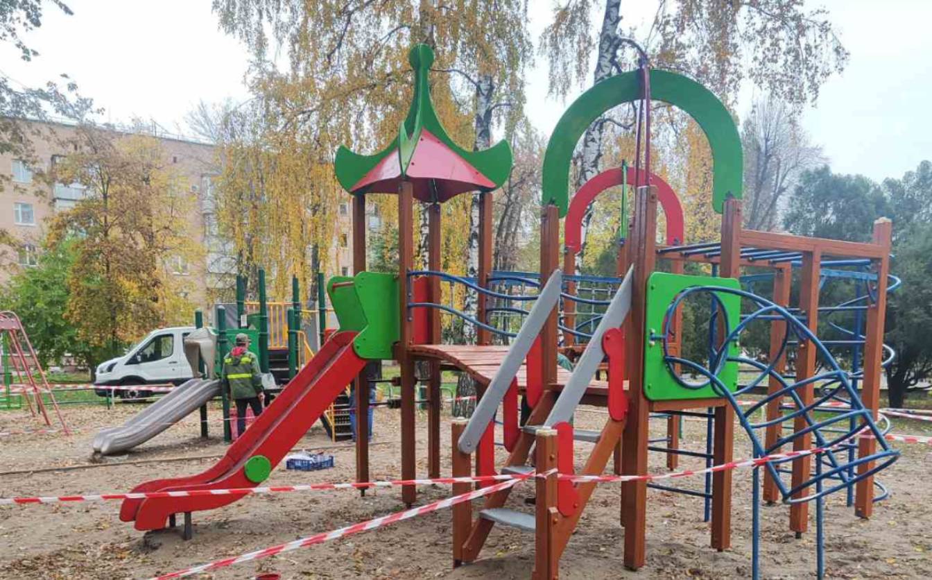 На площі 700-річчя в Черкасах відремонтували дитячий майданчик