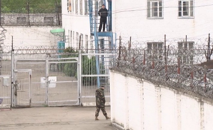 Один померлий і спроби самогубств: рідні ув’язнених черкаської колонії розповіли подробиці масових знущань (ФОТО, ВІДЕО)