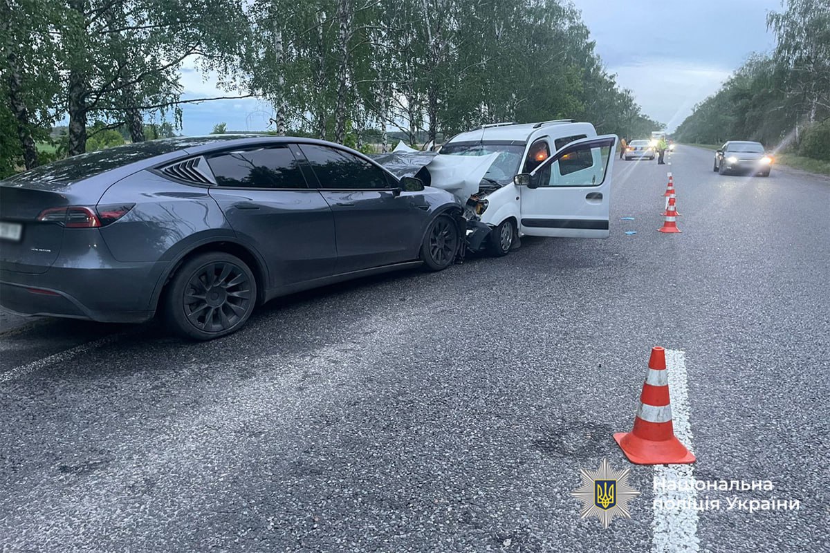 На Черкащині водійка «Tesla» виїхала на зустрічну смугу й спричинила ДТП
