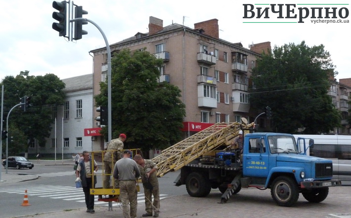 У Черкасах встановлюють нові світлофори (фото)