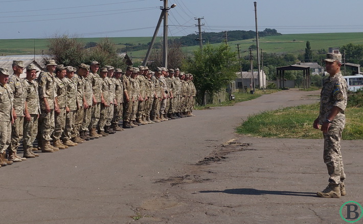 За честь і гідність: волонтери з Черкащини привітали в День Конституції бійців 1-ї танкової бригади