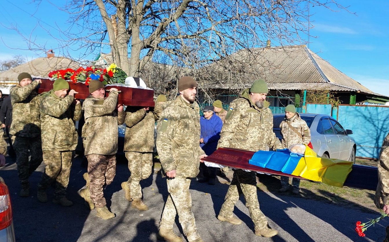 “На щиті”: в останню путь провели загиблого на війні захисника з Черкащини
