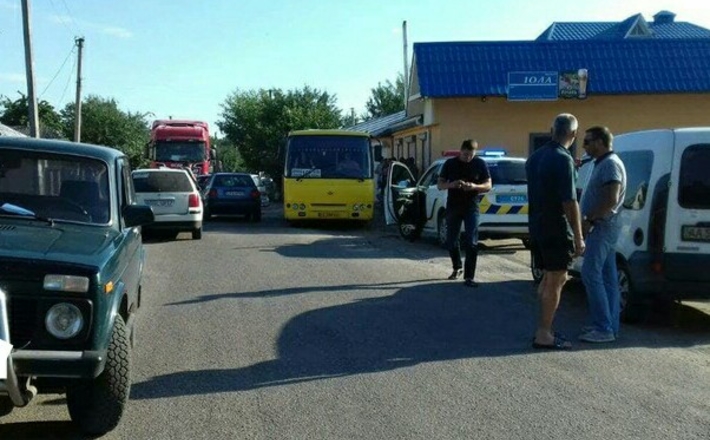У селі на Черкащині блокують фури, які об’їжджають контрольний пункт (ФОТО)