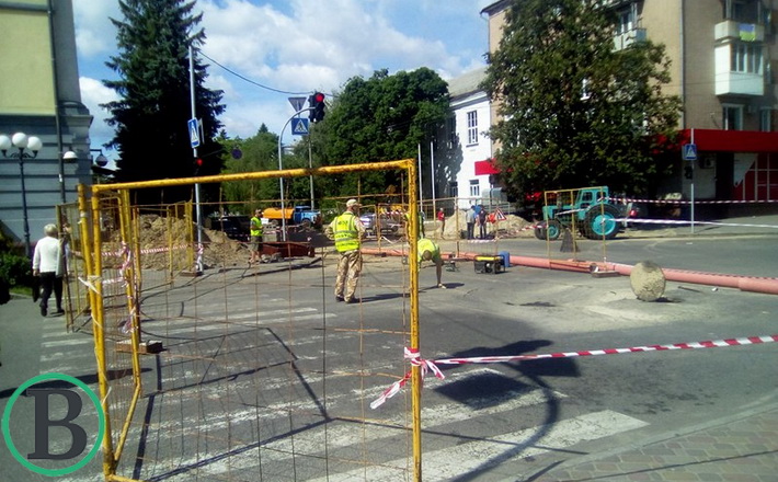 У середмісті Черкас просів асфальт (ФОТОФАКТ)