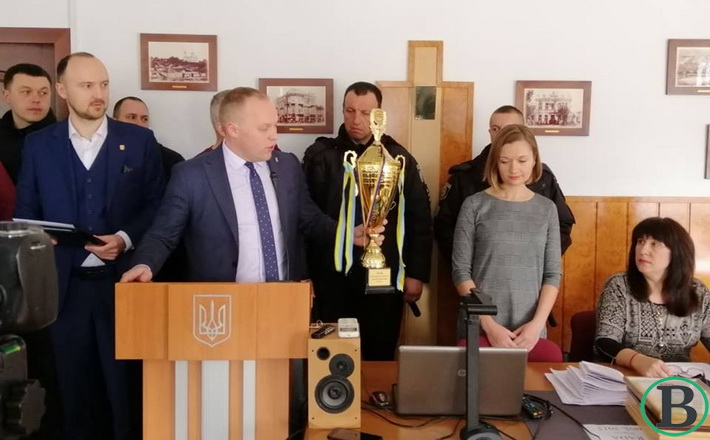Бондаренку на сесії вручили кубок