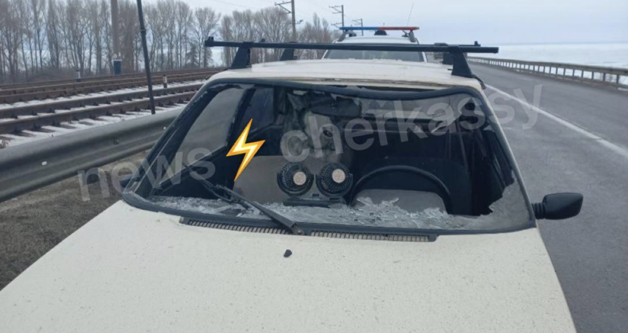 На черкаській дамбі брила льоду злетіла з вантажівки й розбила легковик