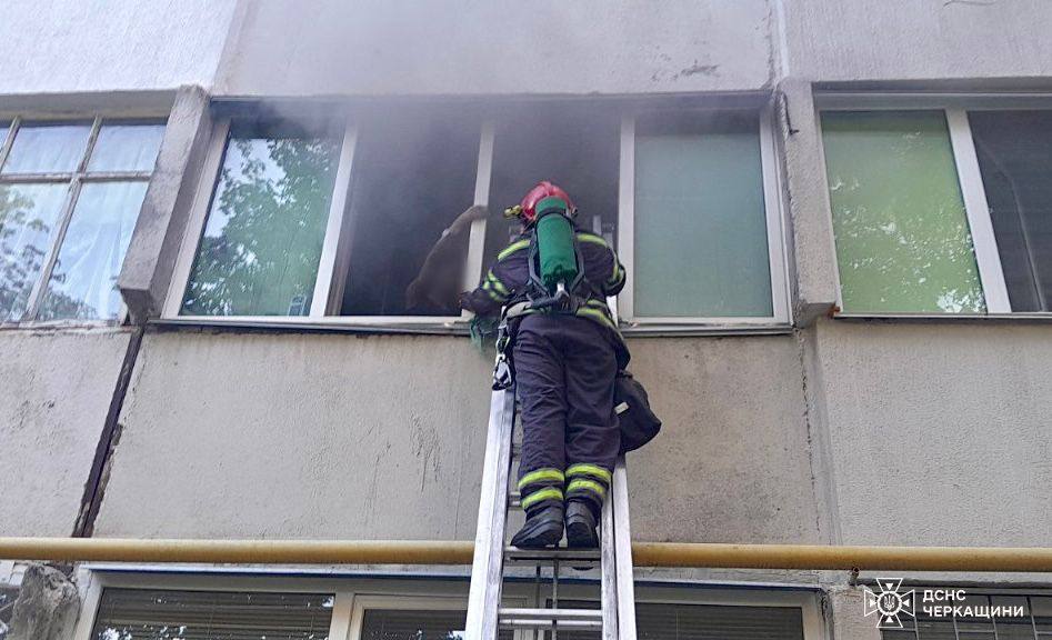 Під час пожежі в Смілі врятували жінку й маленьку дитину