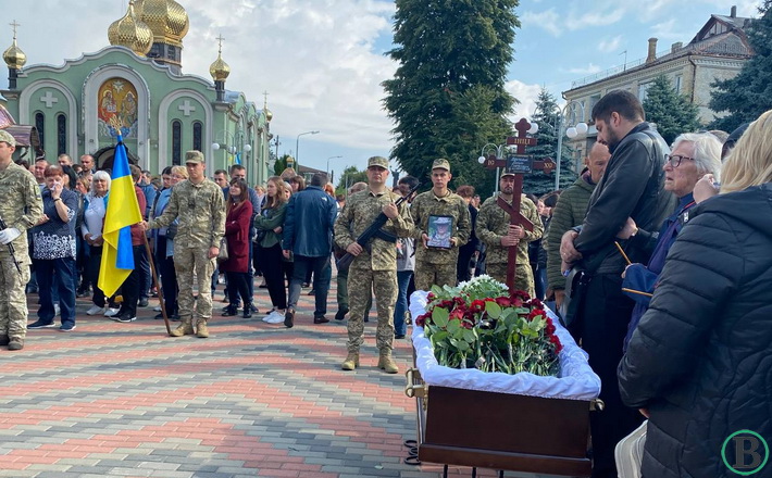 Віддали життя за Україну: в Черкасах попрощалися з розвідником та бойовим медиком (ФОТО)
