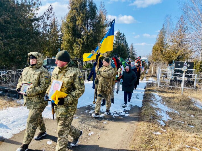 У Черкаському районі поховали трьох військових, які загинули на війні (ФОТО)