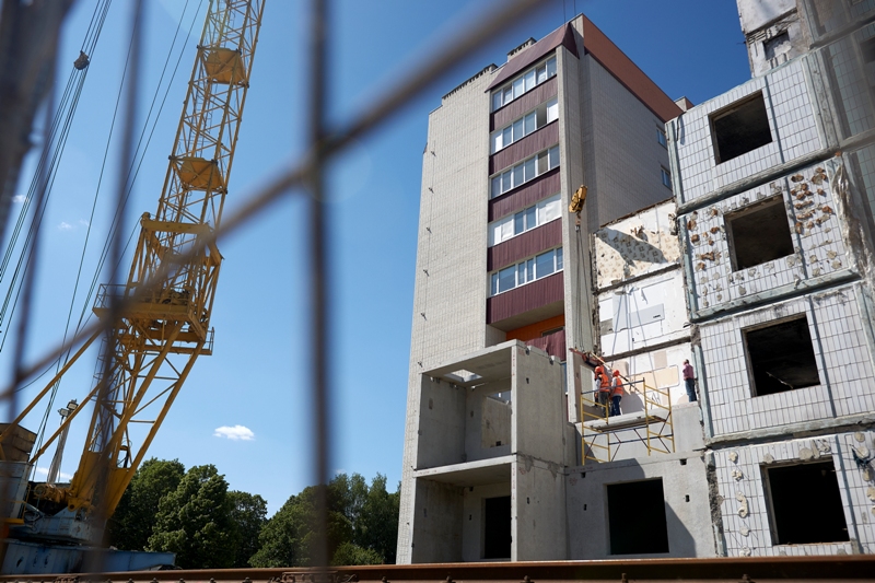 Цього тижня будівельники встановлять плити третього поверху в уманській багатоповерхівці, яка торік постраждала від атаки рф (ФОТО)