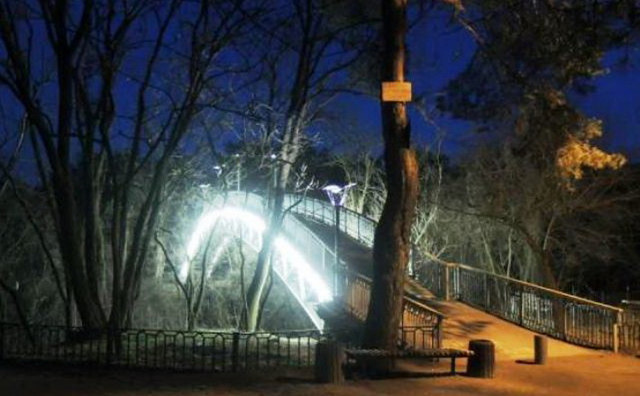 Потоки енергії, сумна історія чи страх висоти – що варто знати про черкаський міст Кохання