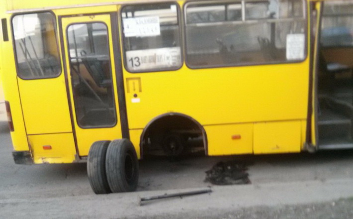 Колесо у 13 маршрутки не відпало, а водій його міняв
