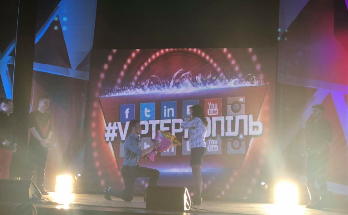 Черкащанин освідчився під час виступу відомих коміків у “Дружбі народів” (ВІДЕО)