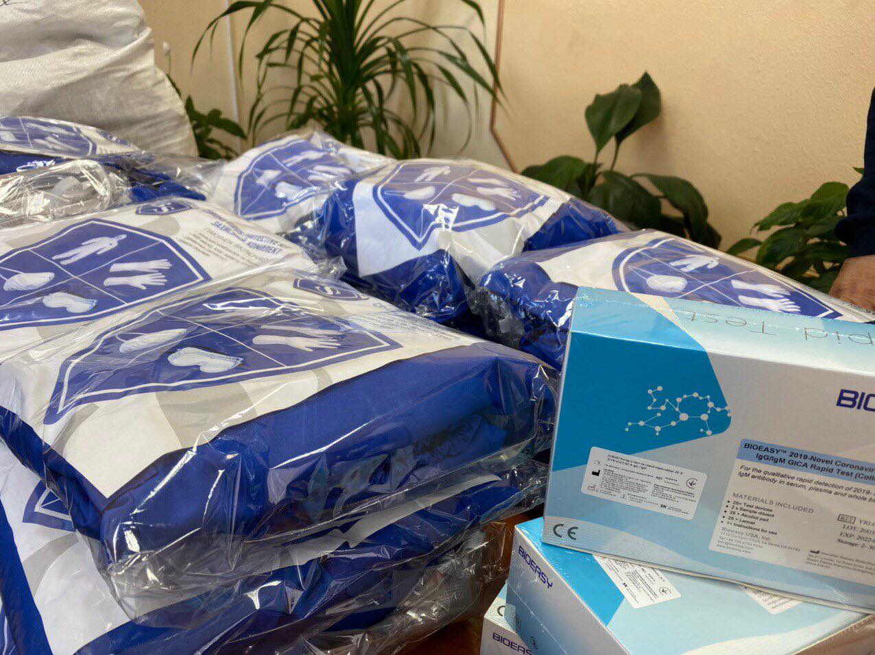 Черкаський підприємець передав лікарням захисні костюми та продукти