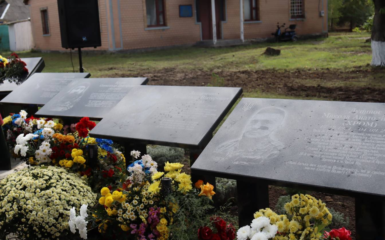 Ушанували чотирьох полеглих воїнів: на Монастирищині відкрили Алею пам’яті (ФОТО)