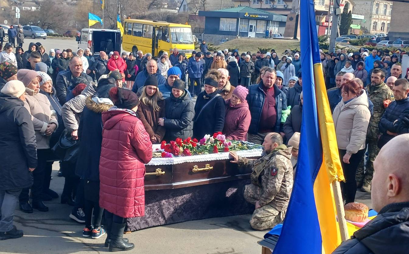 Громада Тальнівщини провела в останню путь мужнього захисника (ФОТО)
