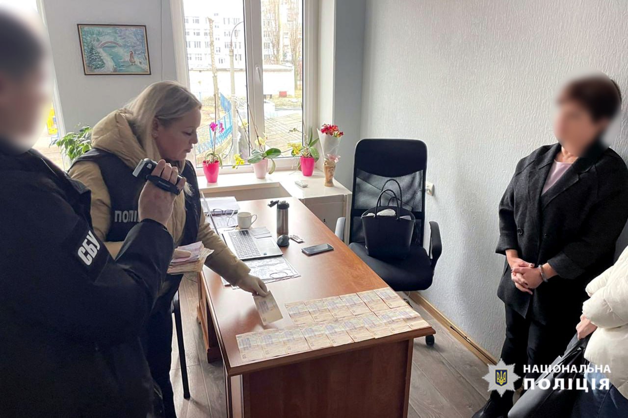 Директорка черкаського кінотеатру, яку спіймали на хабарі, вийшла під заставу