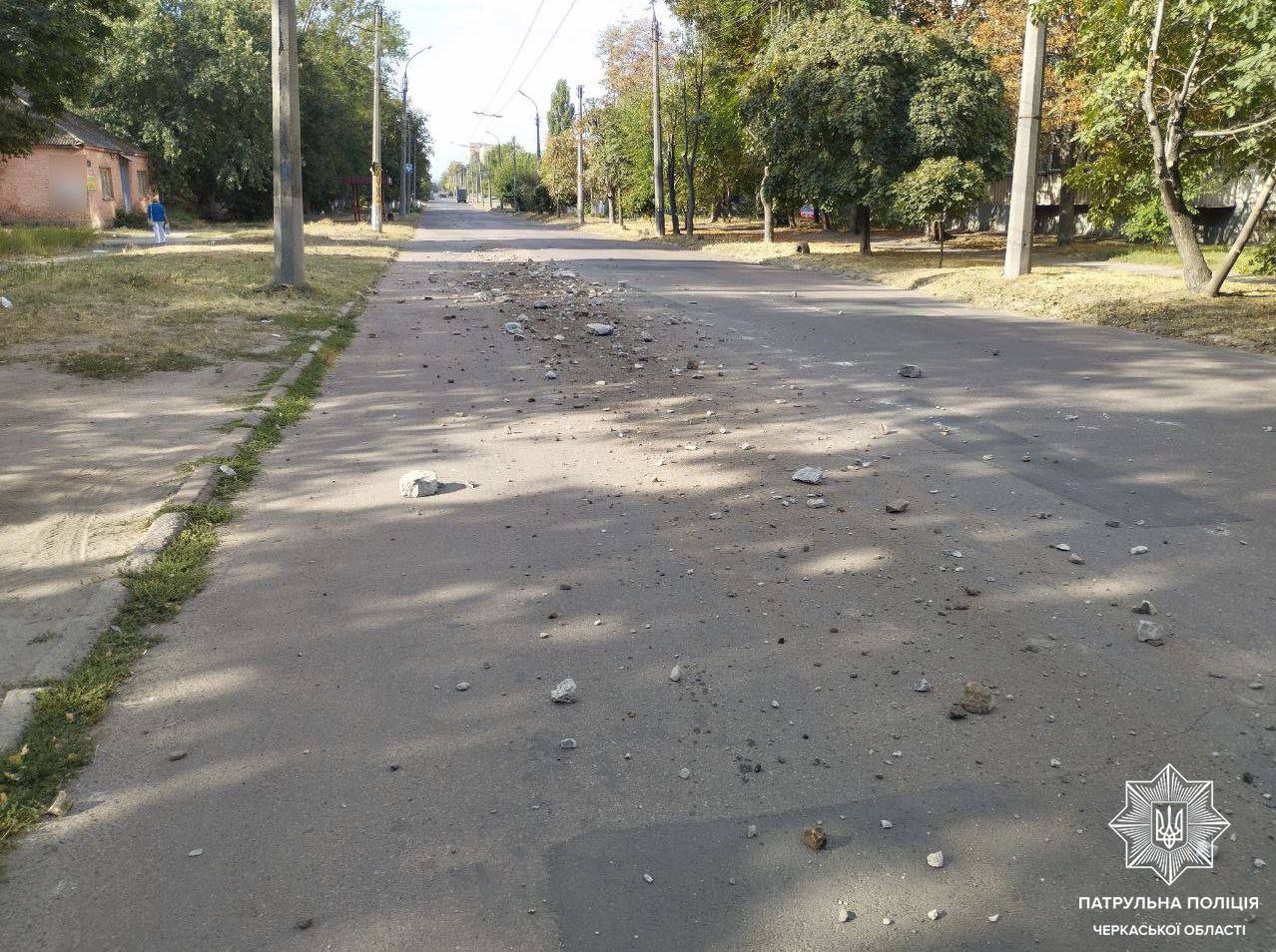Забув закрити борт: у Черкасах чоловік забруднив проїзну частину дороги (ФОТО)
