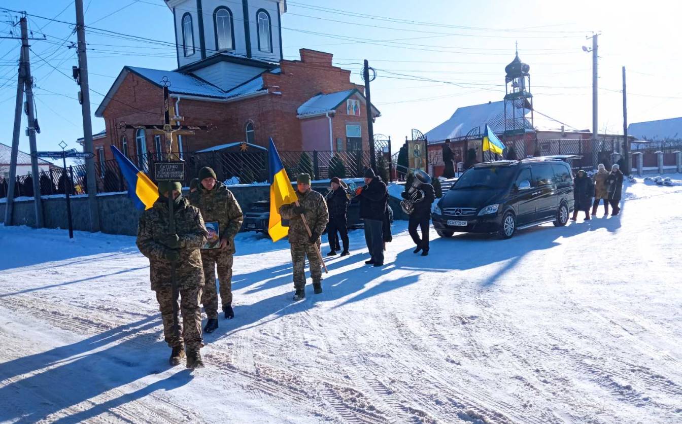 Стояв на захисті державності: Кам’янська громада попрощалася із мужнім воїном