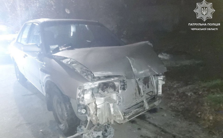 Водій напідпитку в Черкасах врізався у ворота та припарковане авто (ФОТО)