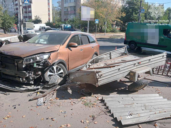 Унаслідок недотримання ПДР у Черкасах сталася автотроща (ФОТО)