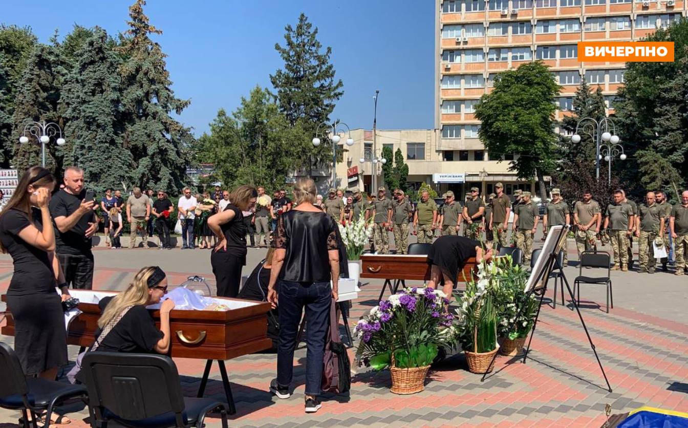 Три небесні янголи: у Черкасах попрощалися з родиною, яка загинула під час пожежі (ФОТО, ВІДЕО)