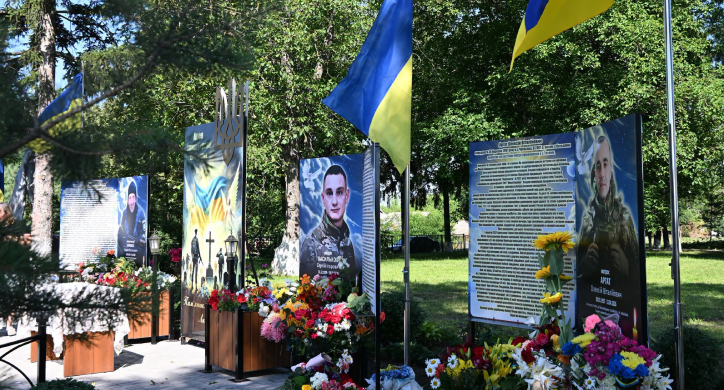 У двох селах Монастирищи відкрили памʼятну дошку та Алею Слави