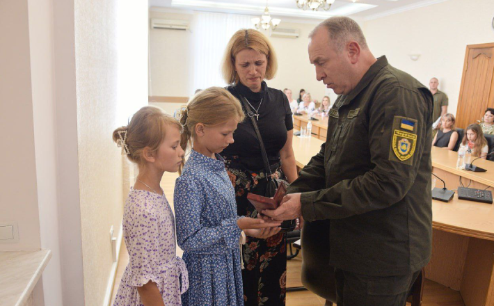 Сімʼям полеглих захисників з черкаської ТрО передали нагороди від Зеленського (ФОТО)