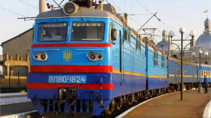 Вагон потягу, у якому пасажир їхав до Черкас, затопило водою (ВІДЕО)