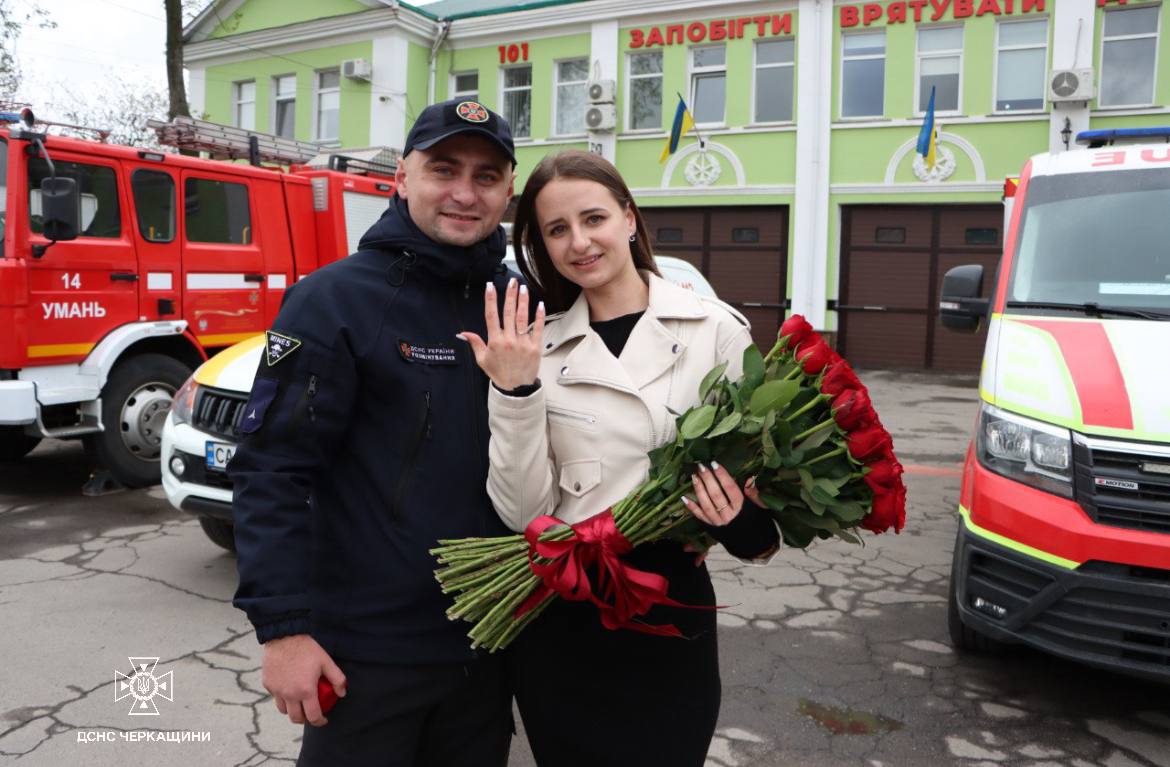 Кохання переможе: рятувальник із Умані освідчився своїй коханій (ФОТО)
