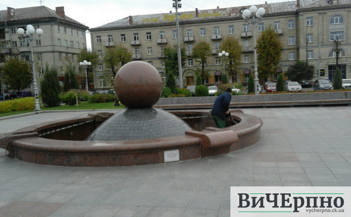 Фонтан біля ОДА готують до зими (фотофакт)