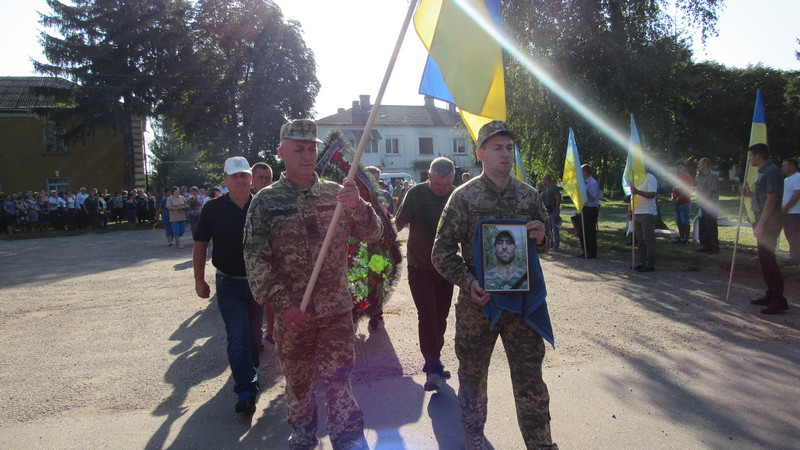 Чорнобаївщина попрощалася із земляком, який загинув на Донеччині