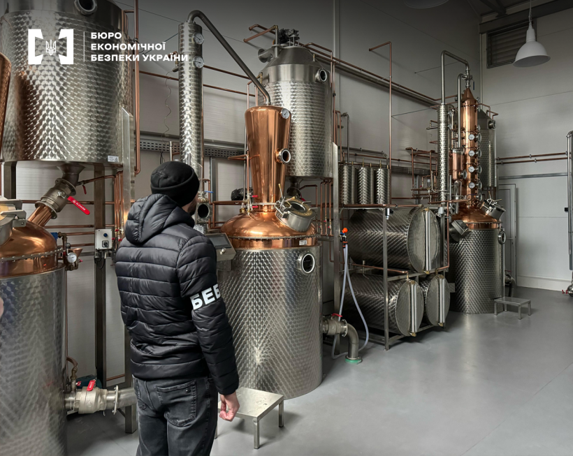 Незаконне виробництво алкоголю на Черкащині: вилучено 12 тонн продукції (ФОТО)
