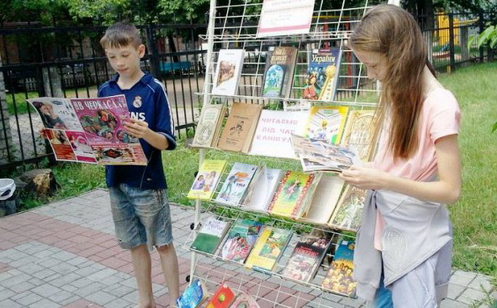 У парку “Хіміків” діятиме “Бібліотека під парасолькою”