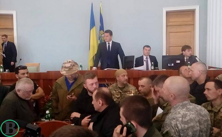Сесію Черкаської облради розпочали при заблокованій трибуні