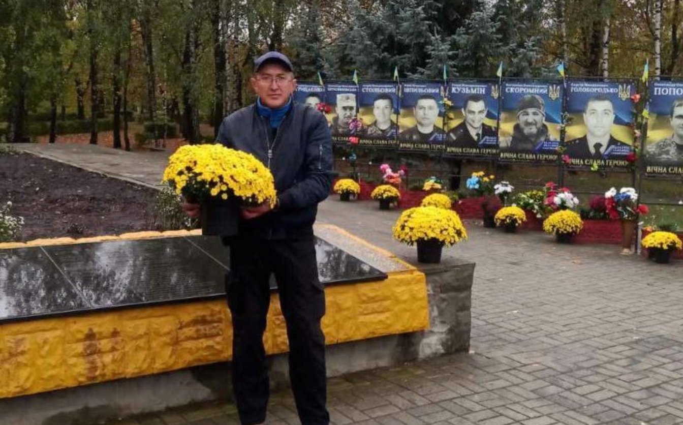 На Черкащині родина переселенців встановила квіти на Алеї Слави