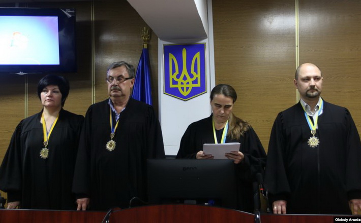 Обвинуваченого у вбивстві журналіста Василя Сергієнка суд відпустив під домашній арешт