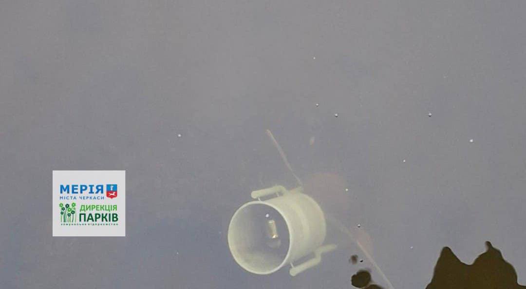 На набережній в Черкасах вандали вирвали сміттєві урни й кинули їх у Дніпро (ФОТО)