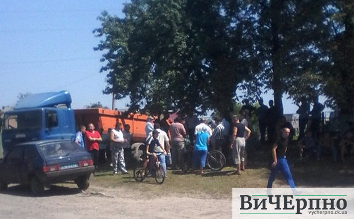 Селяни на Черкащині перекривали рух через погану дорогу (фотофакт)