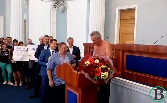 Депутат облради роздягнувся під час сесії (ФОТО)