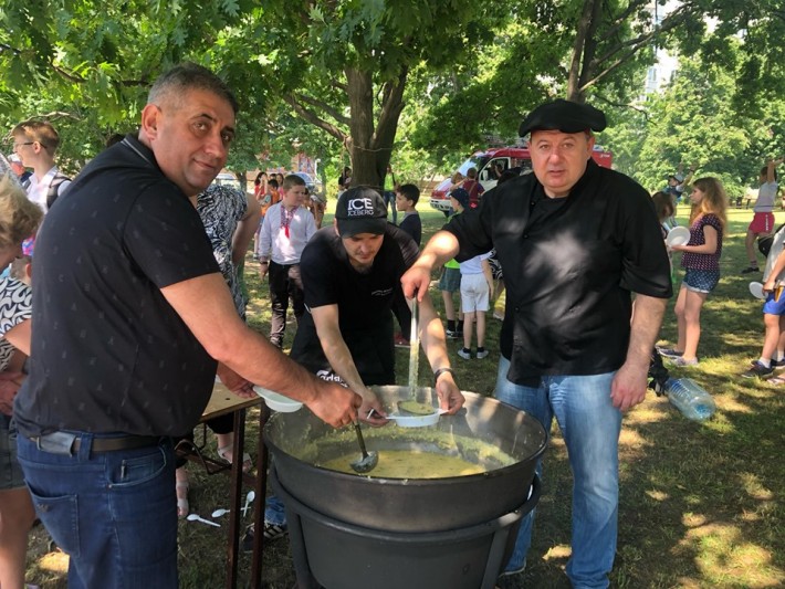Черкаські школярі відсвяткували День останнього дзвоника у новому форматі (ВІДЕО)