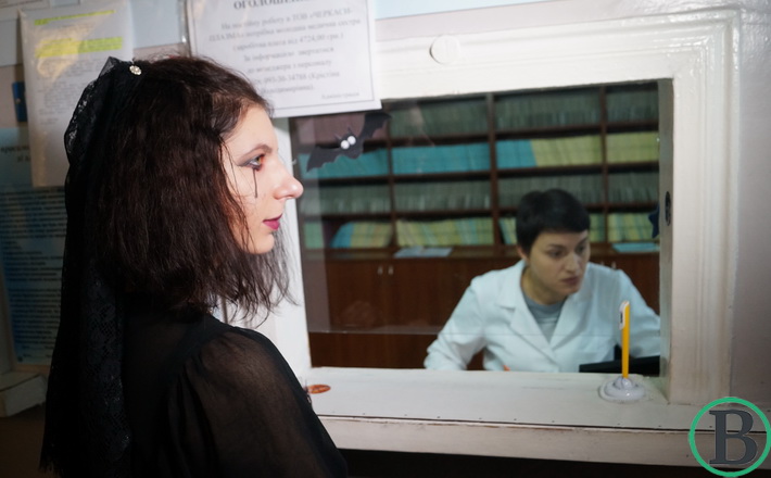 «Якщо ти не гарбуз – здай кров»: у Черкасах молодь ініціювала здачу крові на Хеловін (ФОТОРЕПОРТАЖ)