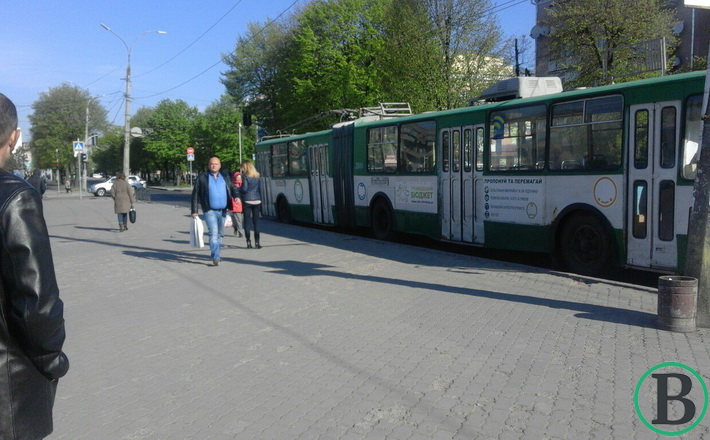 У Черкасах неврівноважений пасажир випав з тролейбуса